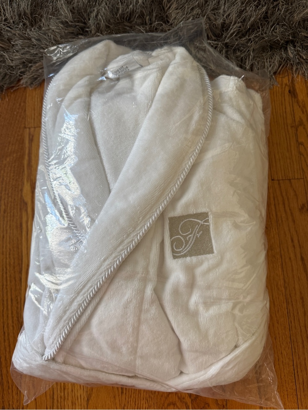 Luxury White Plush Bathrobe - Fairmont Hotel - Picture 4 of 8